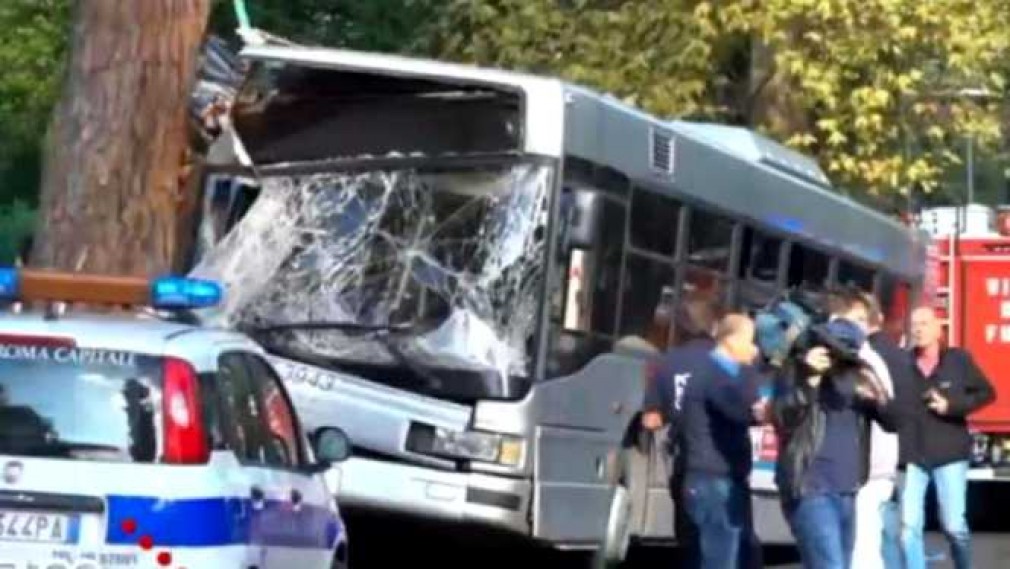 Zeci de răniți după ce un autobuz a intrat într-un copac