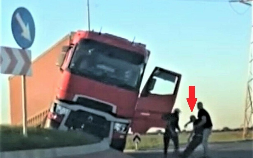VIDEO. Oradea: un șofer profesionist drogat și-a distrus camionul într-un giratoriu