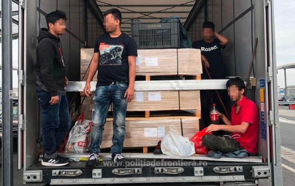 Migranți descoperiți în camion în timp ce încercau să treacă granița