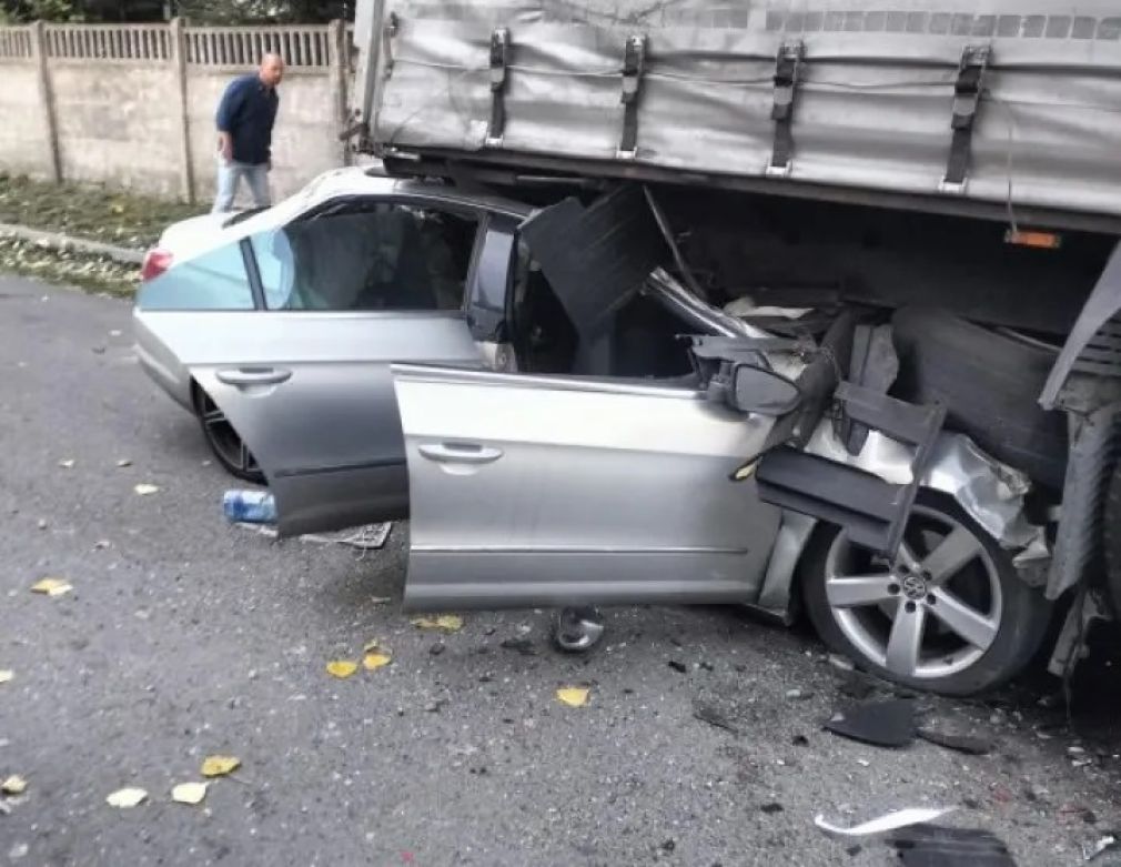 Mașină intrată complet sub un camion. Daună totală