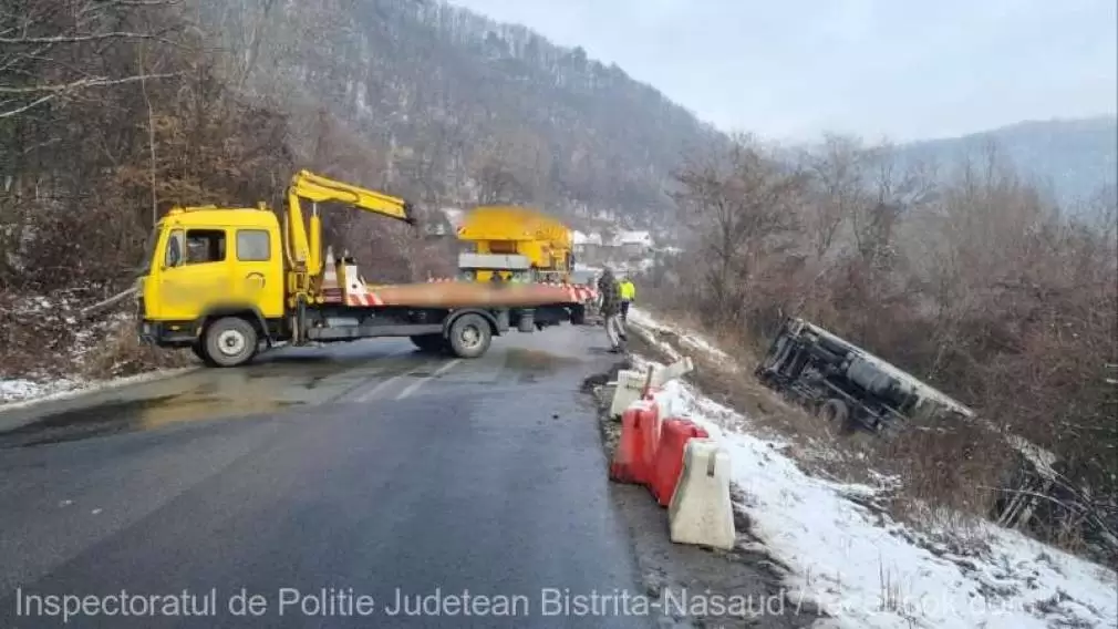 Porţiune din DN 17D, închisă din cauza unui camion răsturnat