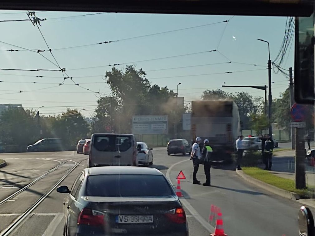 VIDEO Un camion de la Fan Courier, în flăcări