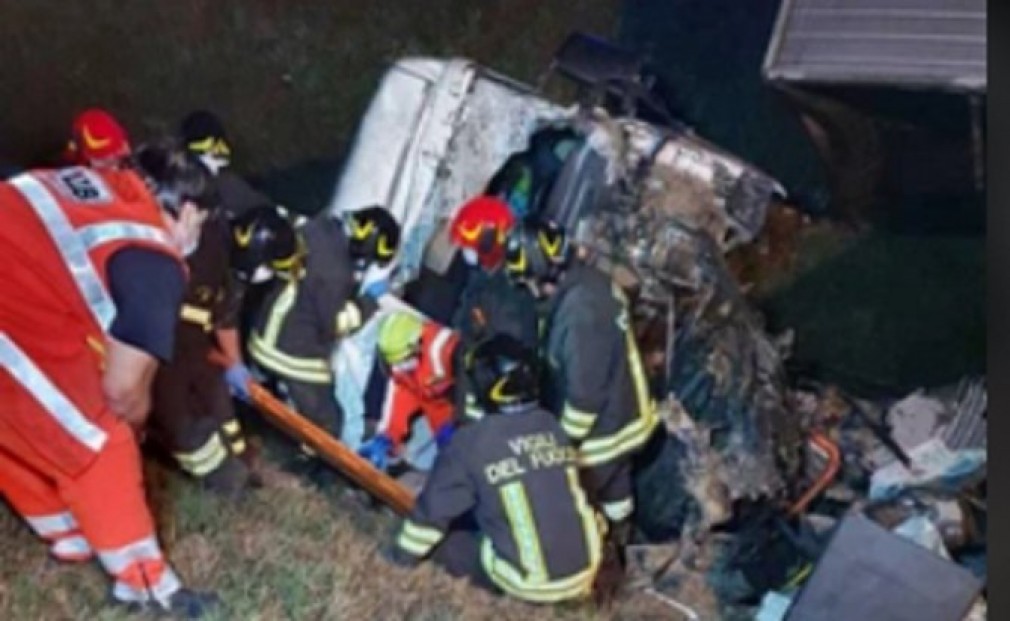 Șofer român, aproape de moarte după ce camionul a ieșit de pe carosabil în Italia