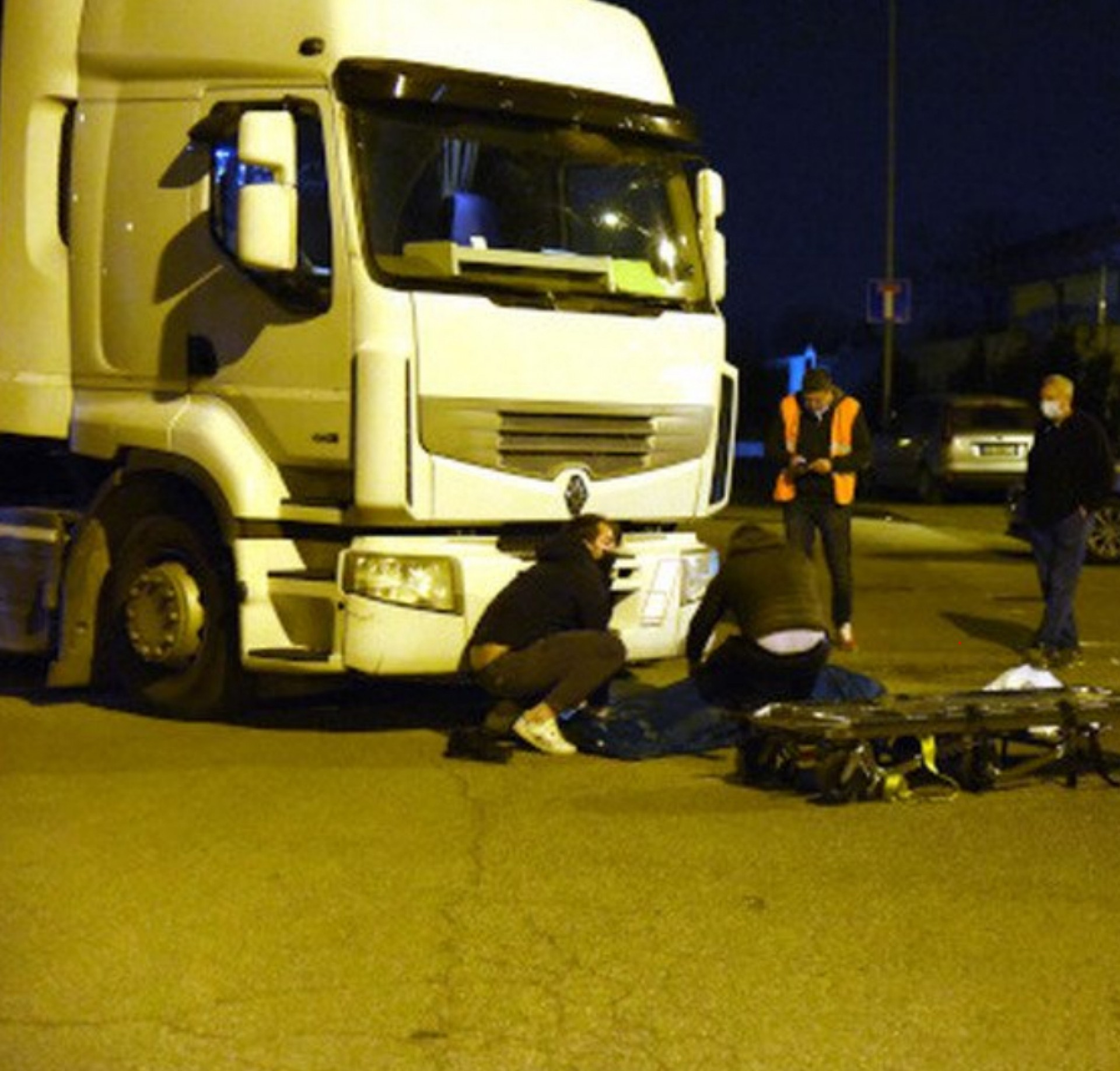 Un șofer român a trecut cu camionul peste colegul său, provocându-i decesul