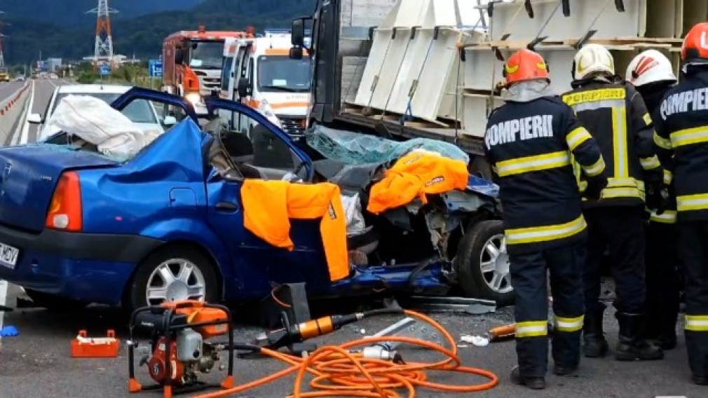 VIDEO. Brașov. Un Logan a izbit din spate un camion care transporta profile metalice