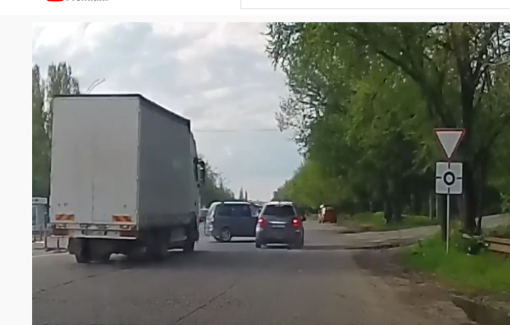 VIDEO Depășire neinspirată pe dreapta a unui camion la un sens giratoriu, la un pas de accident