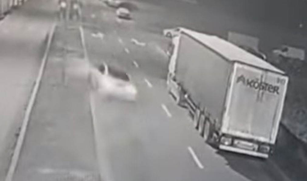 VIDEO Momentul în care o mașină lovește un camion oprit