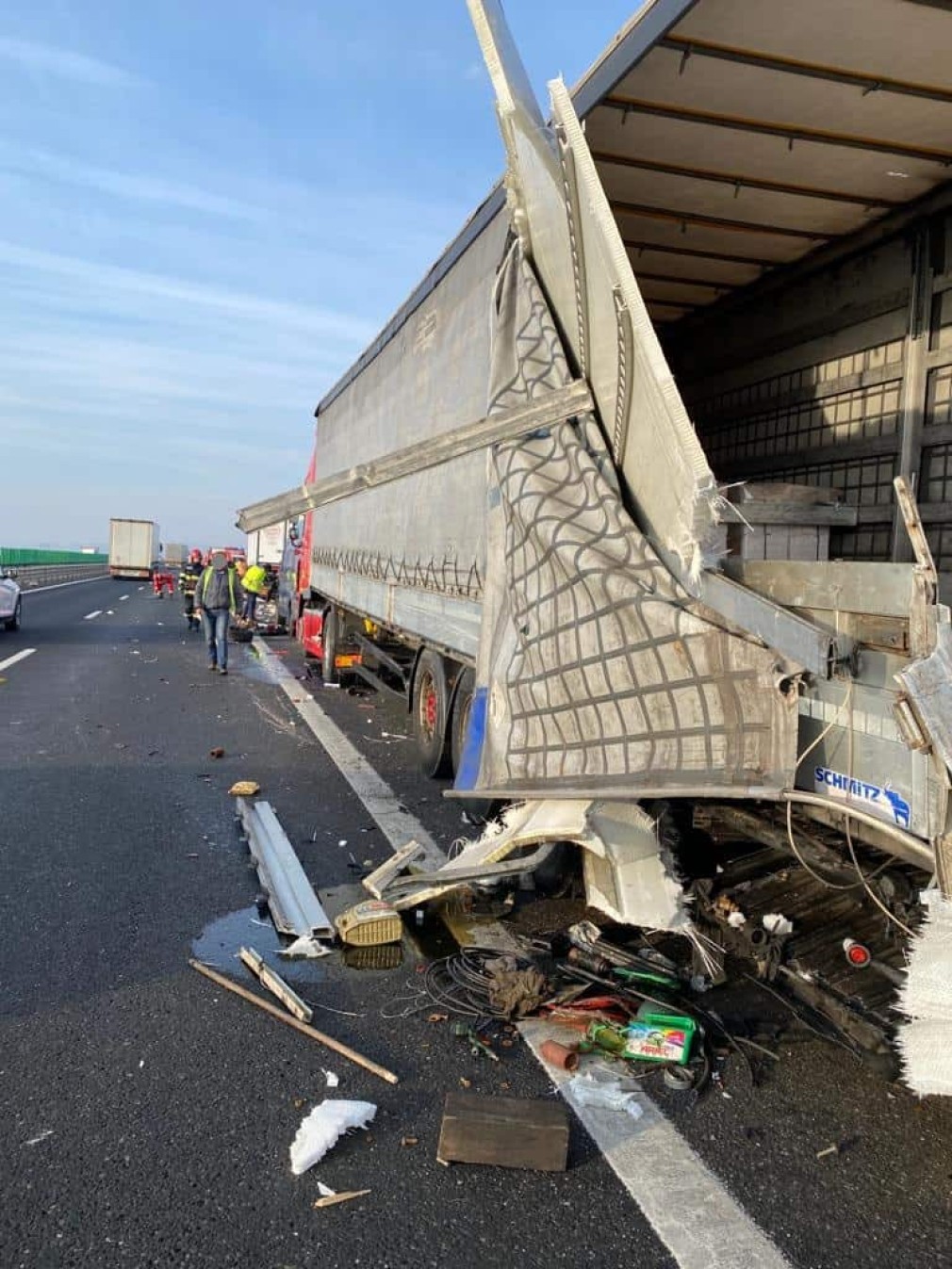 Accident cu un camion și cinci mașini pe autostradă