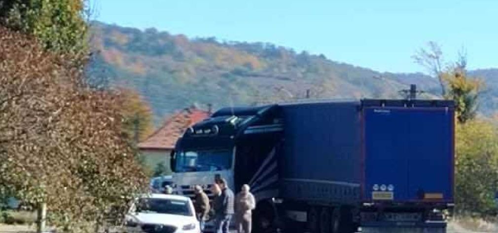Un camion a izbit un autoturism