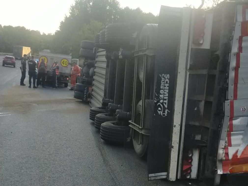 Un camion s-a răsturnat. Traficul, blocat