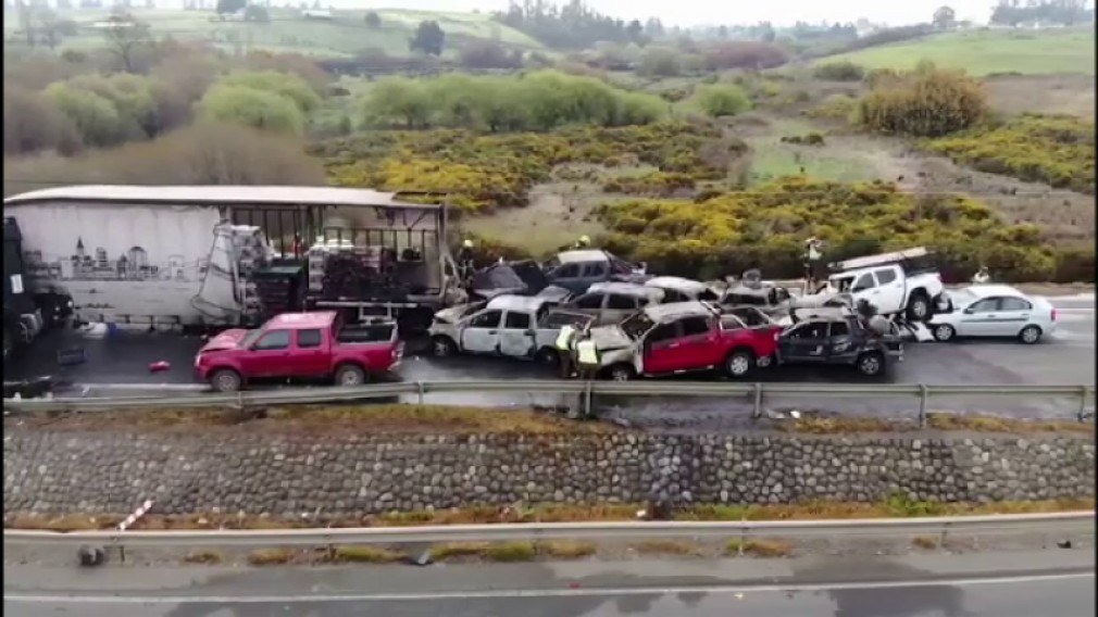 VIDEO. Accident uriaș cu 18 vehicule implicate, printre care și camioane, în America de Sud