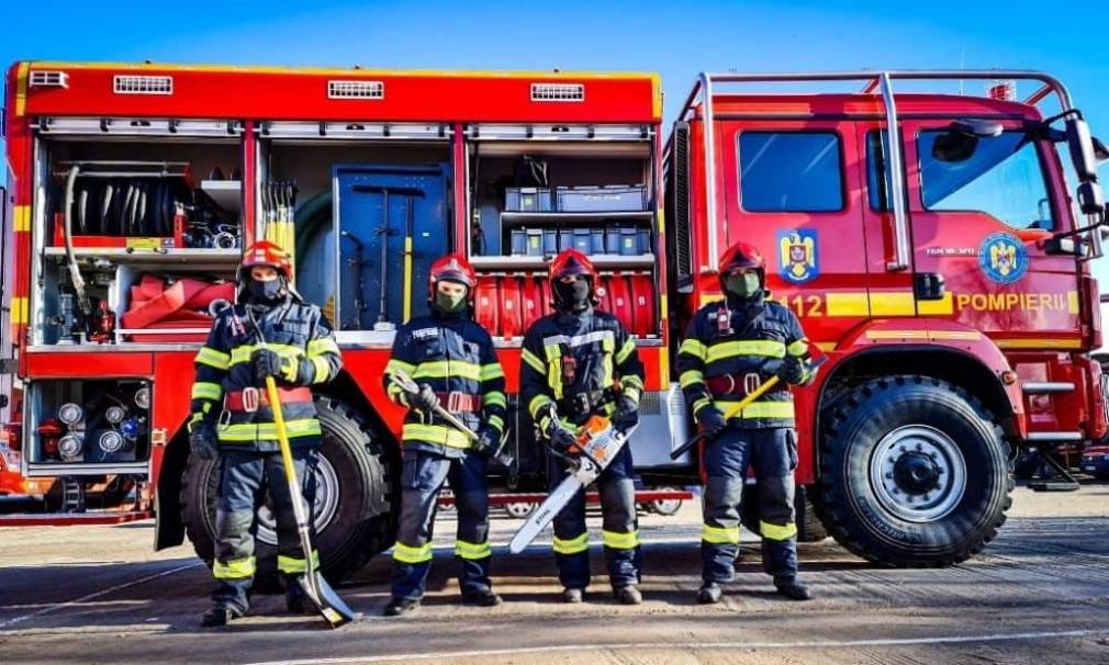 Un camion încărcat cu mobilă arde cu flacără mare