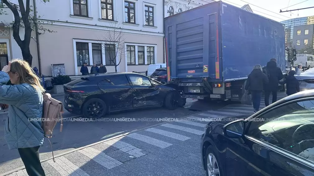 VIDEO Două mașini de zeci de mii de euro făcute praf. Una a ricoșat într-un camion
