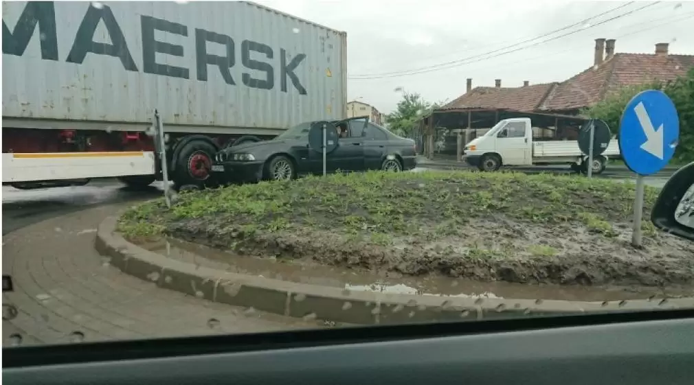 FOTO. Mașină strivită de TIR în giratoriu