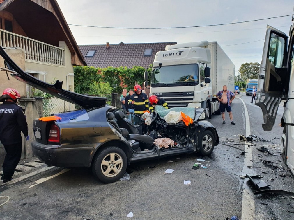 VIDEO Accident groaznic între un autoturism și un camion. Două persoane au murit