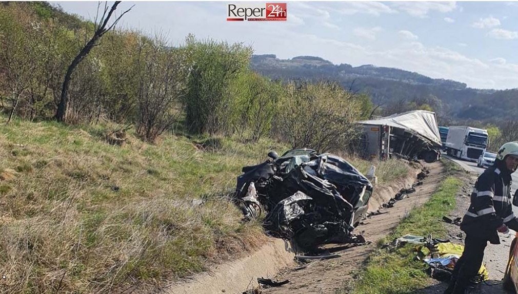 Un șofer a decedat după ce a intrat cu mașina sub un camion bulgăresc