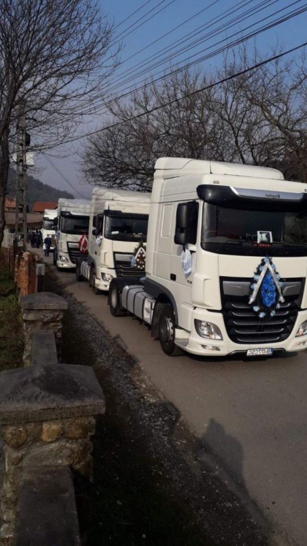 Zeci de camioane la înmormântarea șoferului decedat într-un cumplit accident pe Valea Oltului
