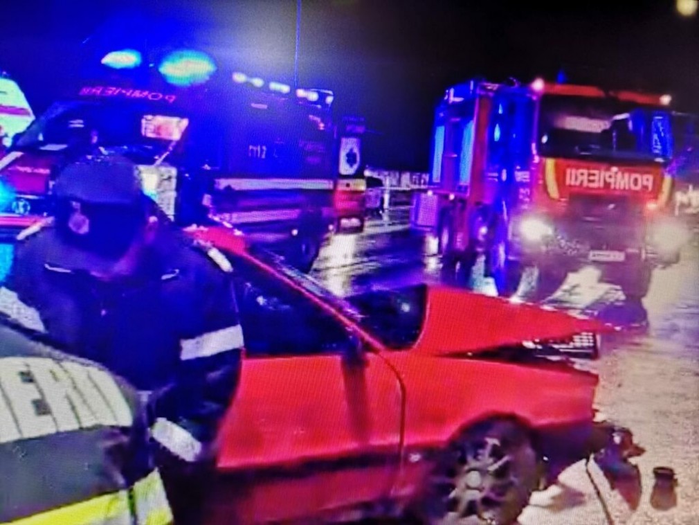 VIDEO A intervenit SMURD după o coliziune între un camion și două autoturisme