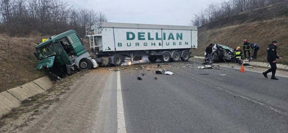 Un șofer a decedat după ce a intrat pe contrasens și a izbit un camion