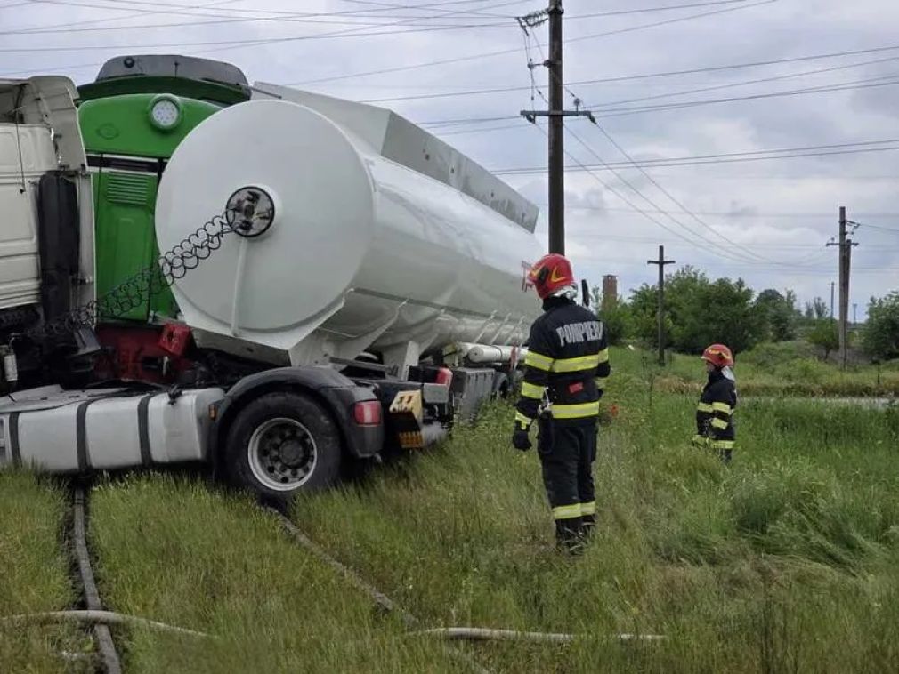 Un tren marfar a lovit o cisternă. Ambele erau încărcate cu motorină