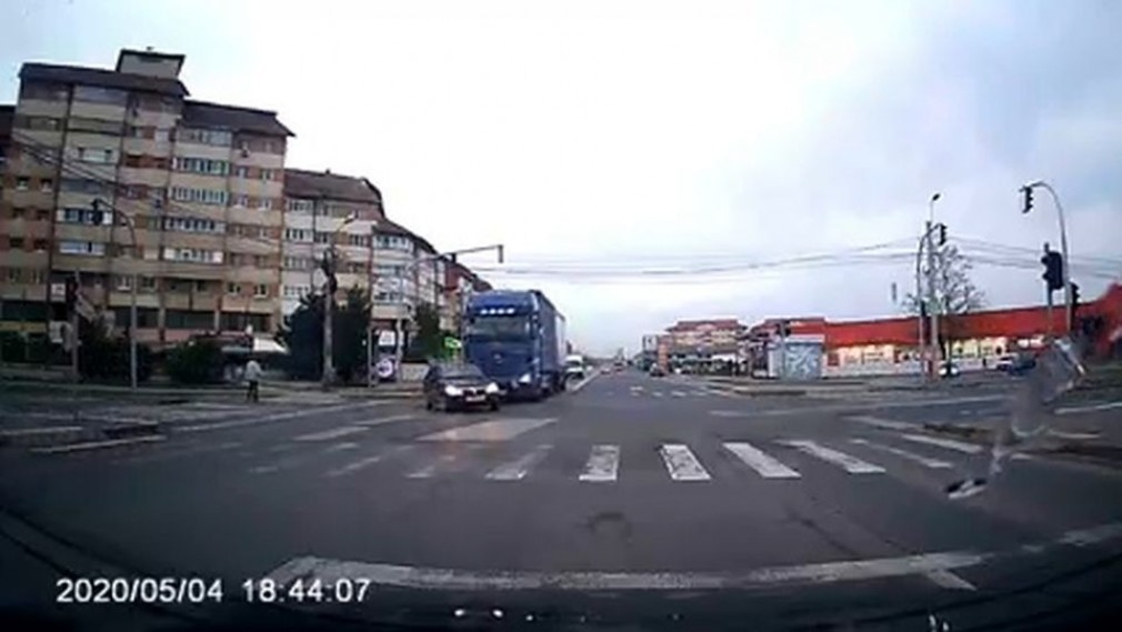 VIDEO Tupeu: la un pas de tragedie după a tăiat fața unui camion