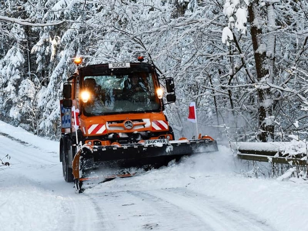 Drumuri blocate, autoturisme avariate şi probleme la reţeaua de energie electrică, din cauza ninsorilor