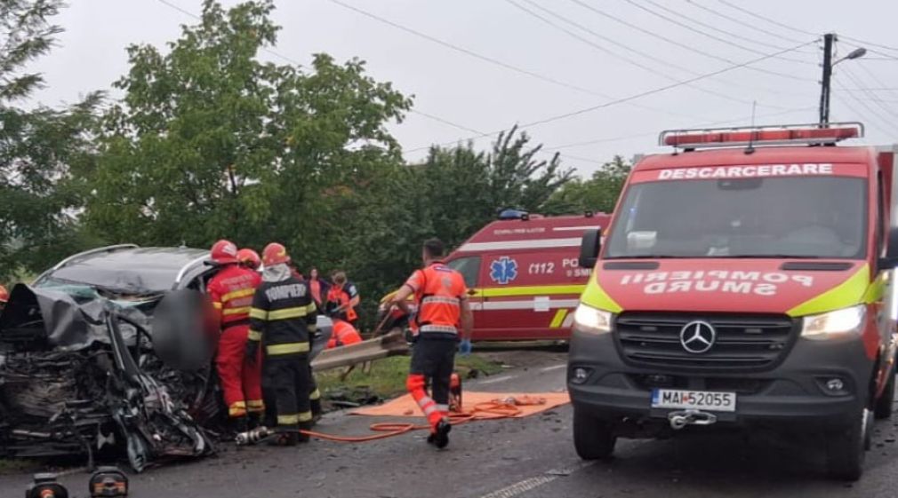 Un om a murit după ce a intrat cu mașina în camion