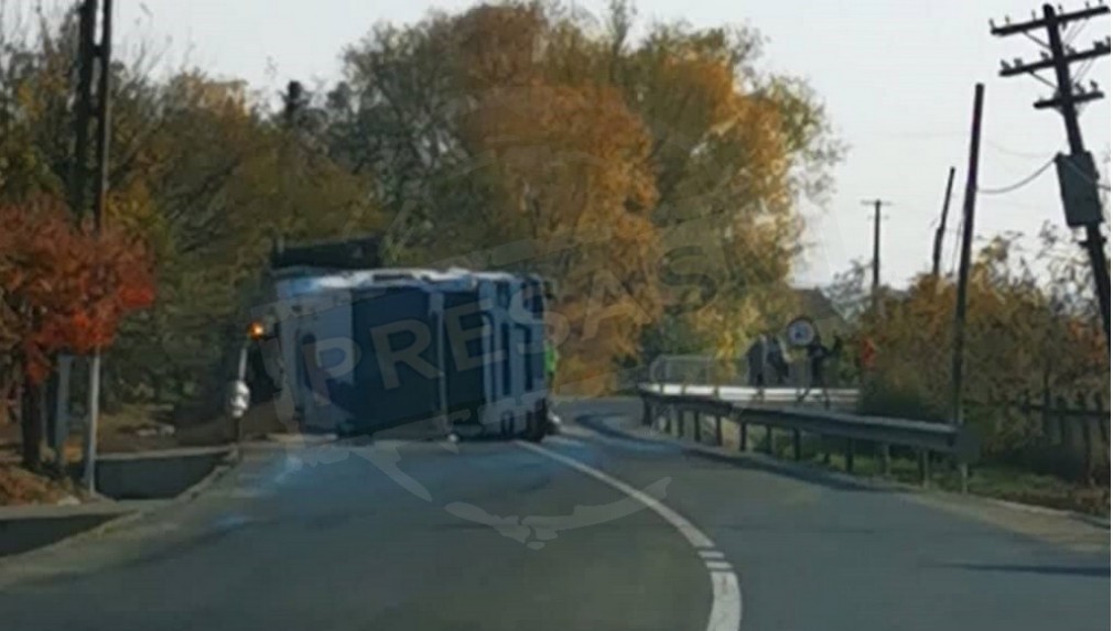 VIDEO. Un camion a derapat și s-a răsturnat