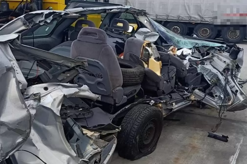 Un șofer este cercetat penal, după ce a intrat cu autoturismul într-un camion