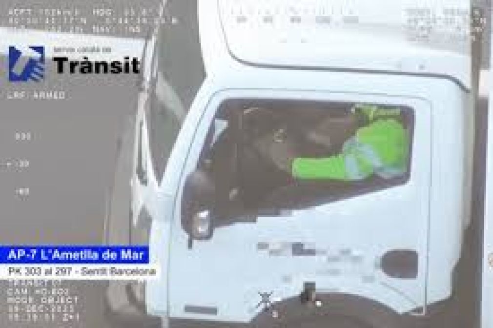 VIDEO Șofer de camion depășea și dădea mesaje pe WhatsApp