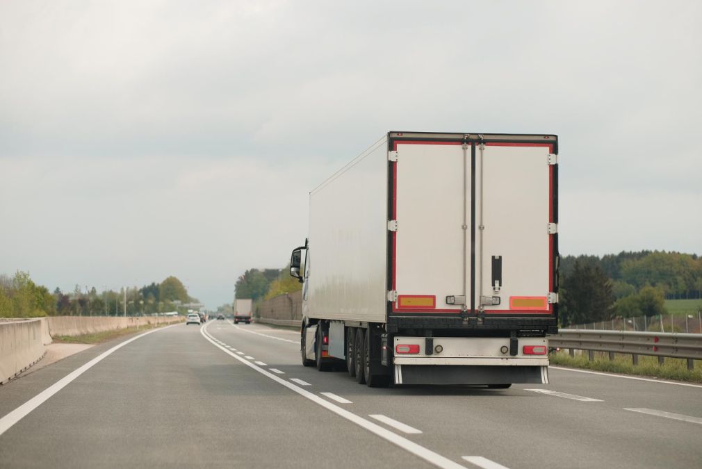 Ce le-a spus polițiștilor șoferul de camion dezbrăcat care a fugit cu camionul?