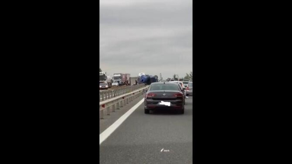 VIDEO Camion răsturnat la intrarea pe autostradă. Maşinile sunt oprite pe centura Ploieşti