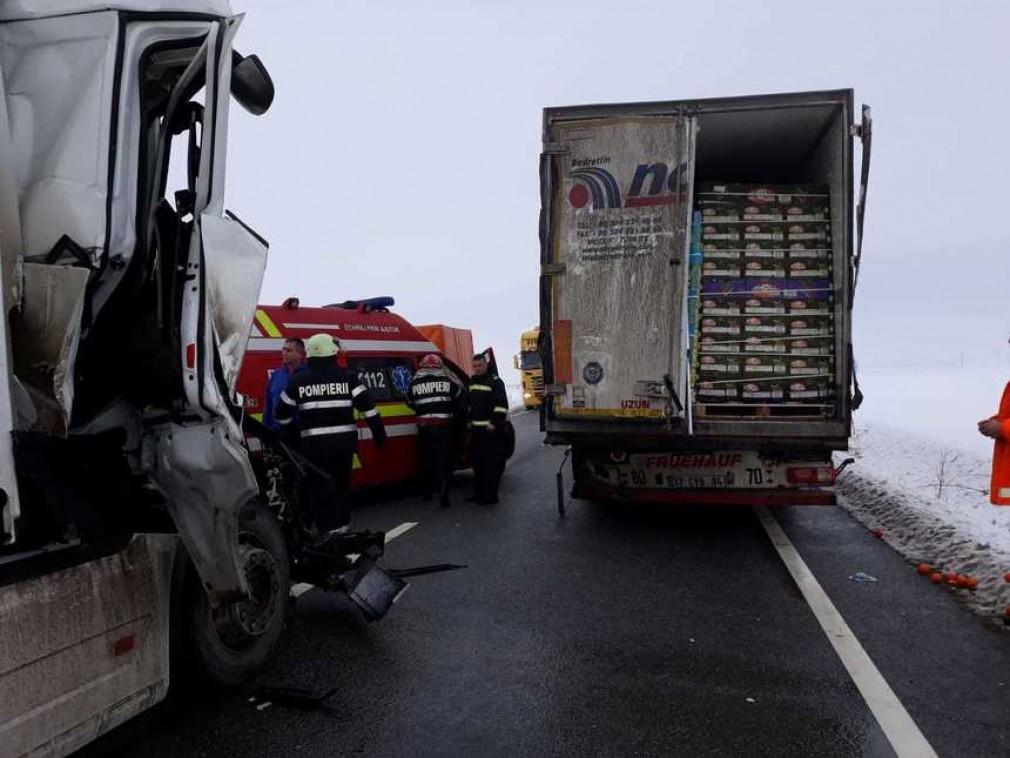 FOTO! Drum naţional din Mehedinţi, blocat după un accident între două CAMIOANE