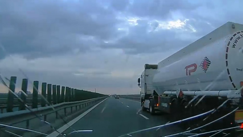 VIDEO: Autostrada Soarelui. O bucată de asfalt desfăcut de roțile unui camion sparge parbrizul unei mașini