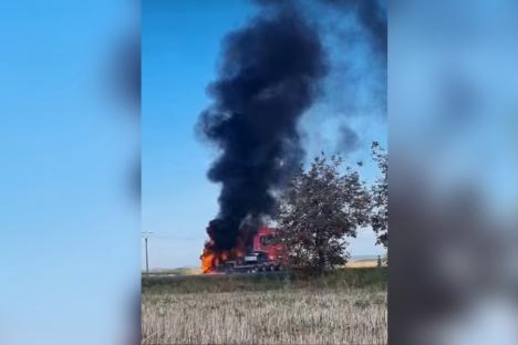 Un camion a luat foc în Bihor