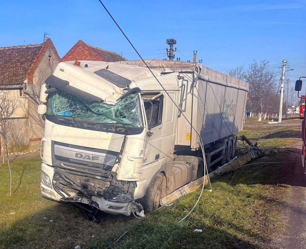 Arad. Șofer încarcerat după un accident cu o mașină și un camion