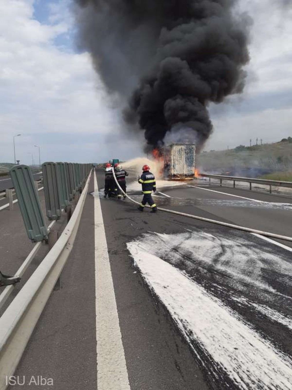 VIDEO: Incendiu pe A1, la un camion ce transporta uleiuri de maşini
