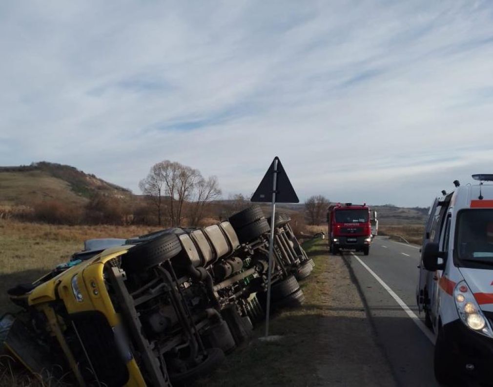 Tânăr de 20 de ani are nevoie de îngrijiri după ce un camion s-a răsturnat