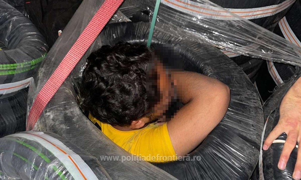 Zeci de migranți ascunși în camioane printre role și frigidere