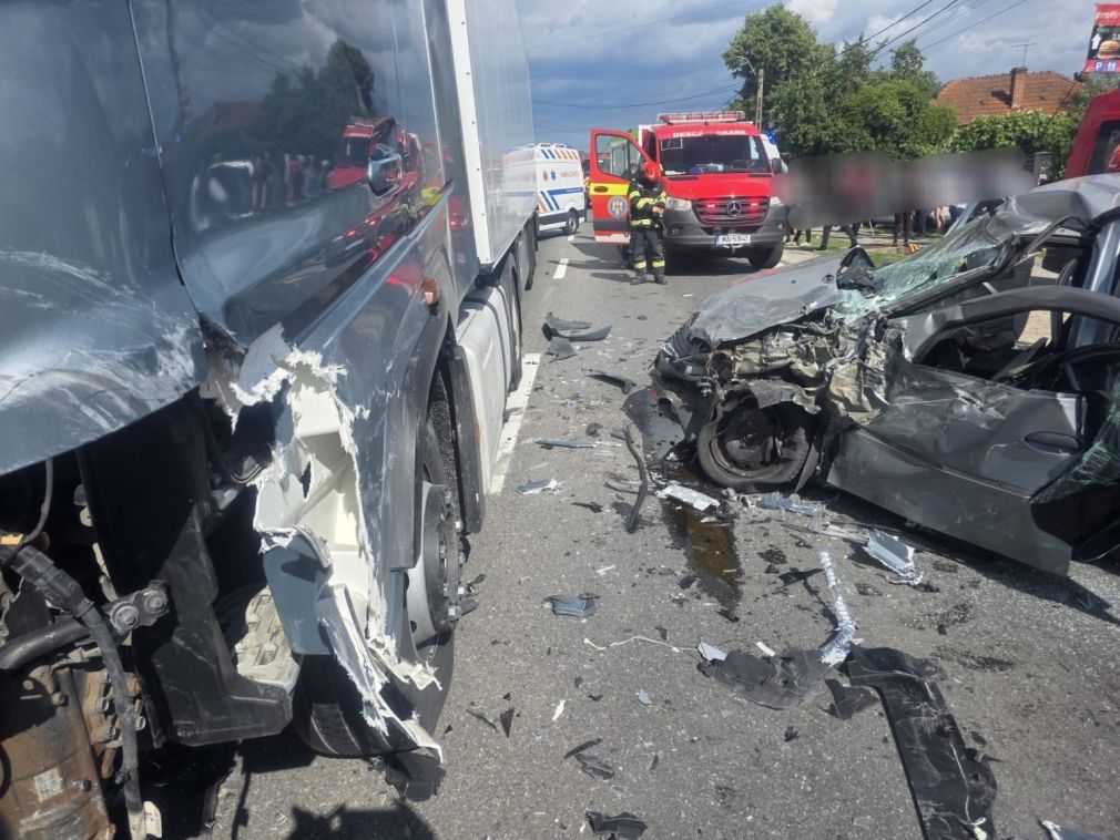 Accident grav între un mașină și o mașină: 4 oameni, răniți