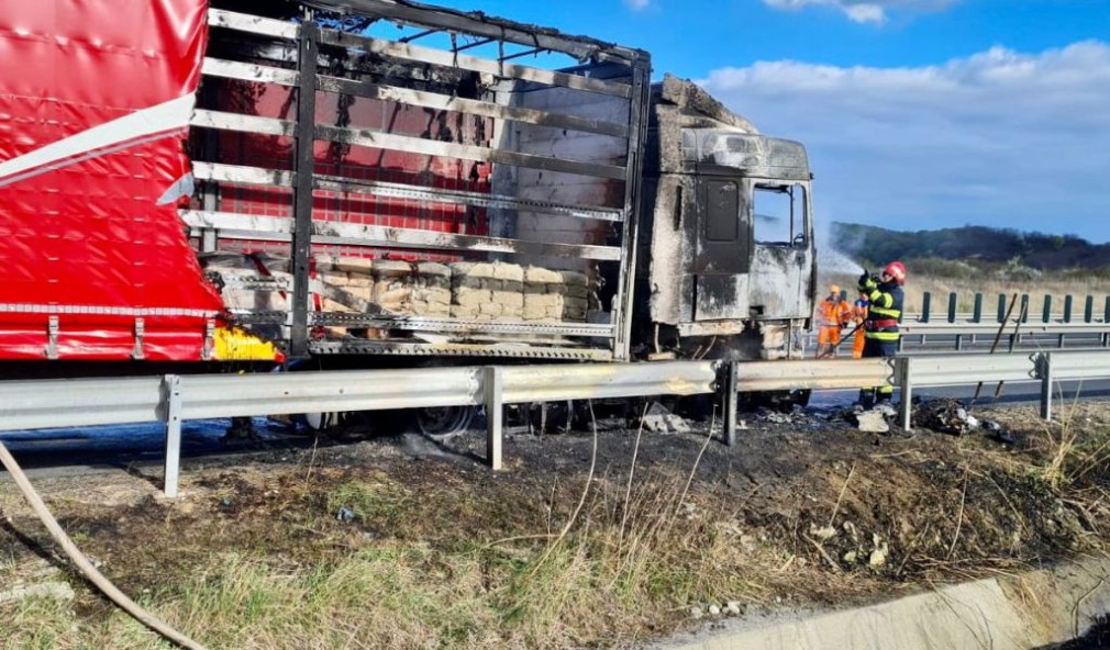 Un camion a luat foc pe Autostrada Sebeș - Sibiu