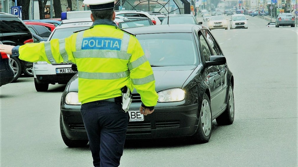 Un polițist beat a provocat un accident și a fugit