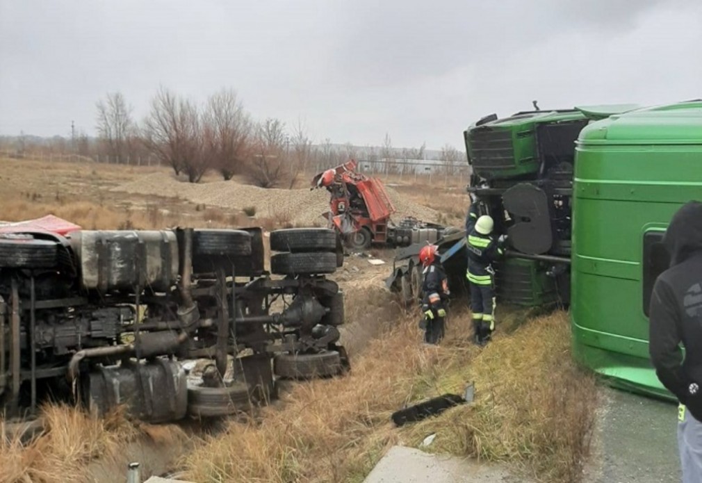 Un autotren care transporta capuri tractor s-a răsturnat