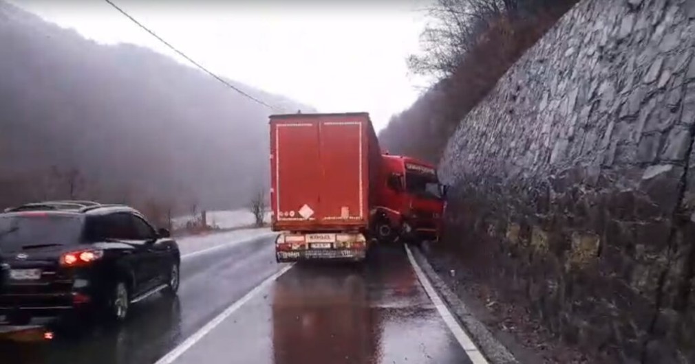 VIDEO. Un camion a intrat în parapet pe Valea Oltului