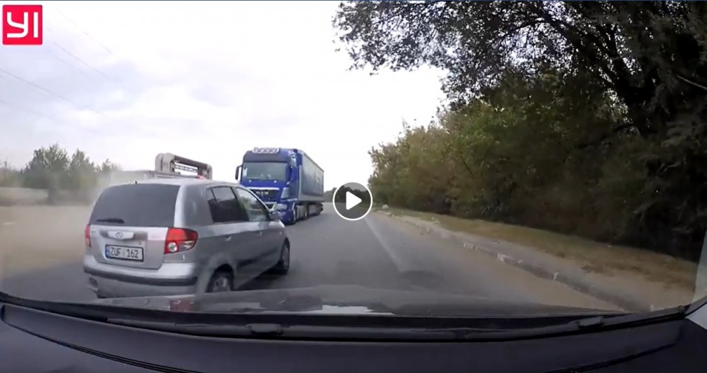 VIDEO. Șofer inconștient evită în ultima secundă impactul cu un camion