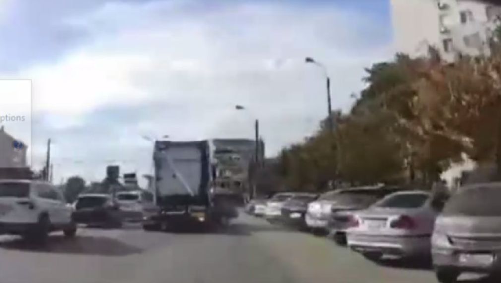 VIDEO Un camion a târât zeci de metri o mașină prin Timișoara