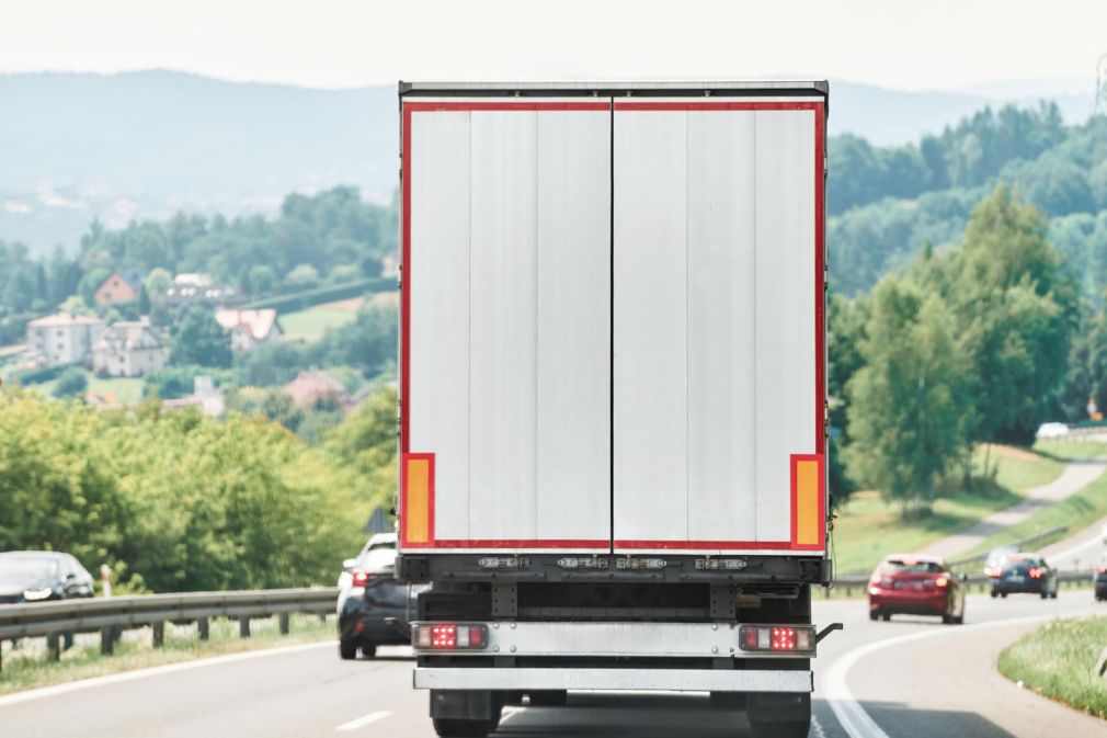 5 luni de muncă în folosul comunității pentru un șofer de camion care a încălcat timpii de conducere
