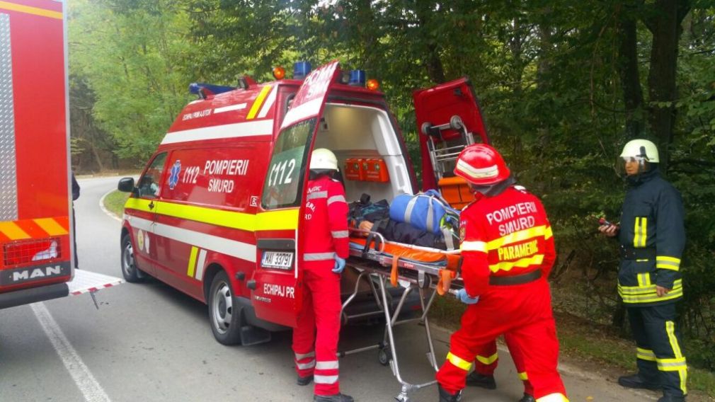 A intrat cu mașina într-un camion parcat. Sunt 3 răniți