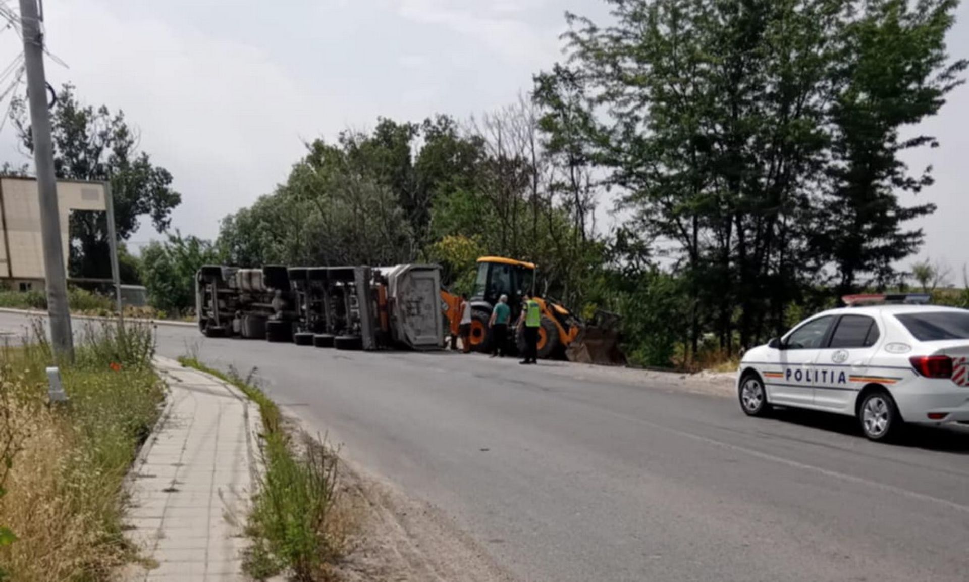 Un camion s-a răsturnat la Tulcea