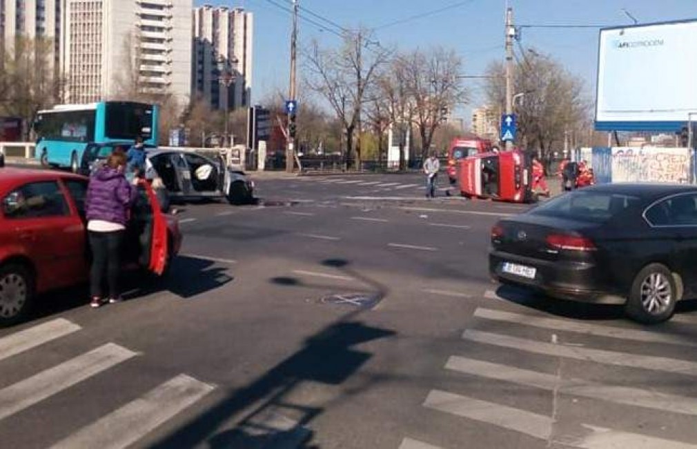 Bucureşti: Ambulanţă SMURD cu pacient, spulberată într-o intersecţie